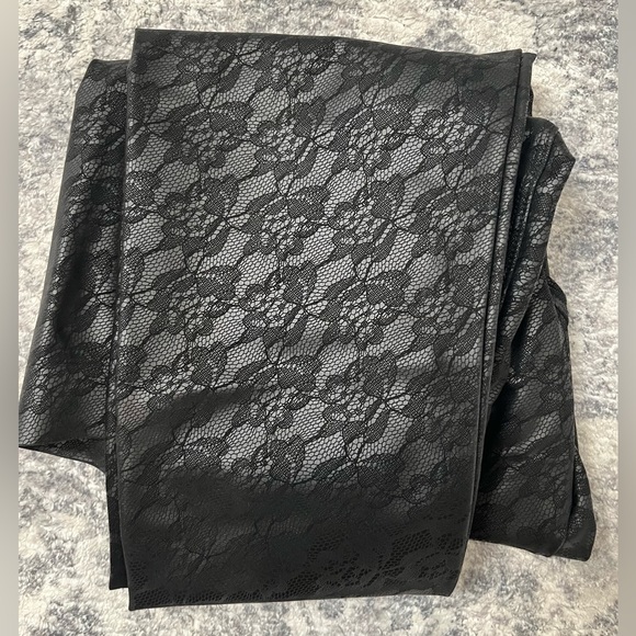 Hue Lacy Leatherette Leggings Size Medium NWOT - Picture 4 of 7